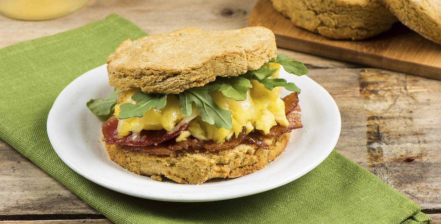 Voir la recette - Sandwiches déjeuner aux biscuits de patates douces sans gluten*