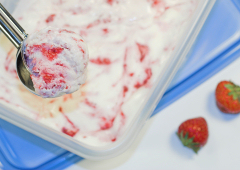 Crème glacée marbrée aux fraises