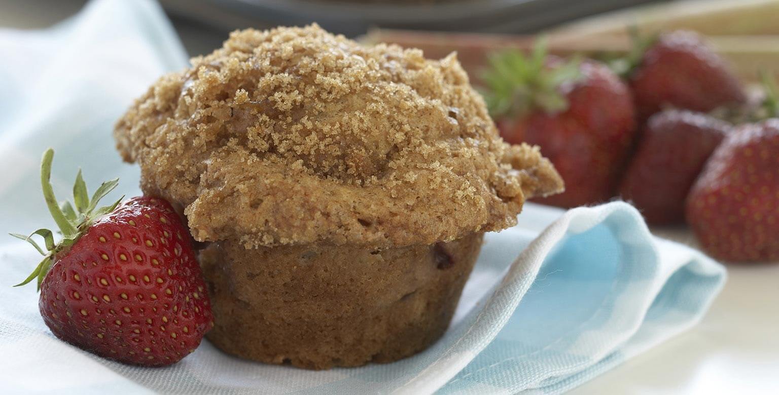 Voir la recette - Muffins à la rhubarbe et aux fraises