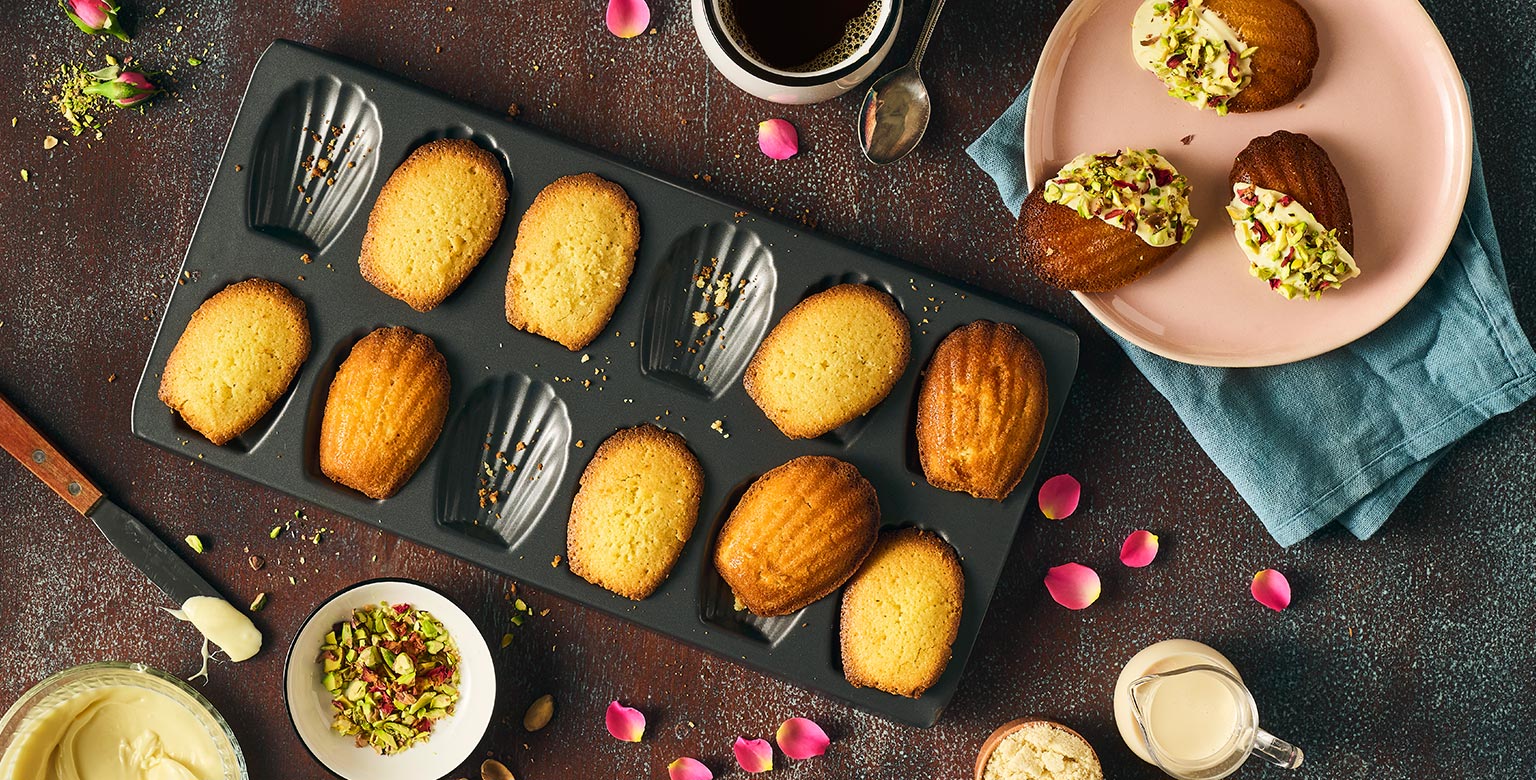 Madeleines à la farine d’amande à l’eau de rose et aux pistaches