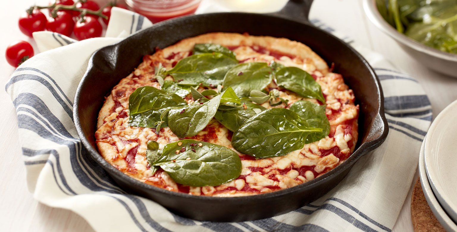 Voir la recette - Pâte à pizza à 2 ingrédients dans une poêle en fonte